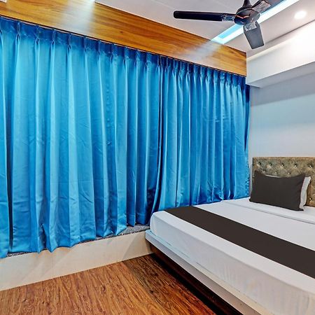 Collection O Hotel Swarg Surate Extérieur photo