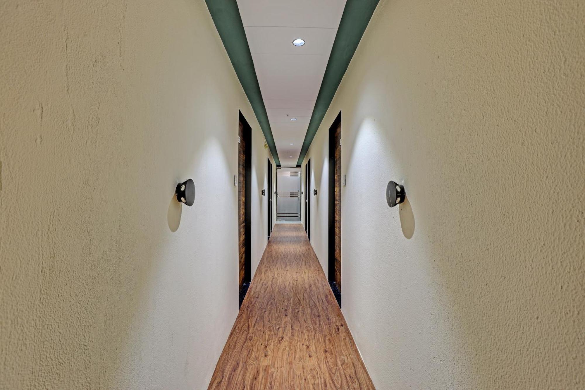 Collection O Hotel Swarg Surate Extérieur photo