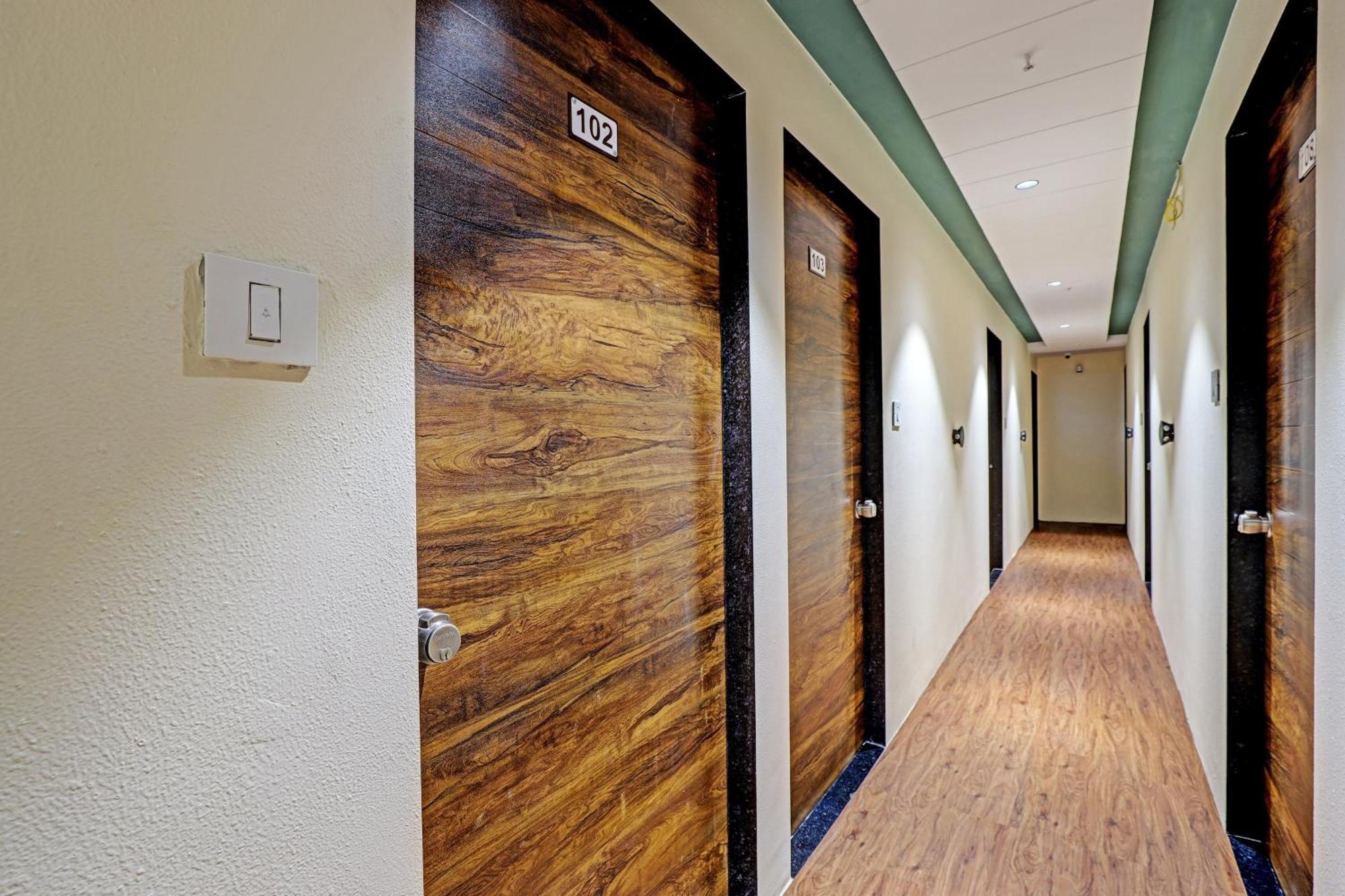 Collection O Hotel Swarg Surate Extérieur photo