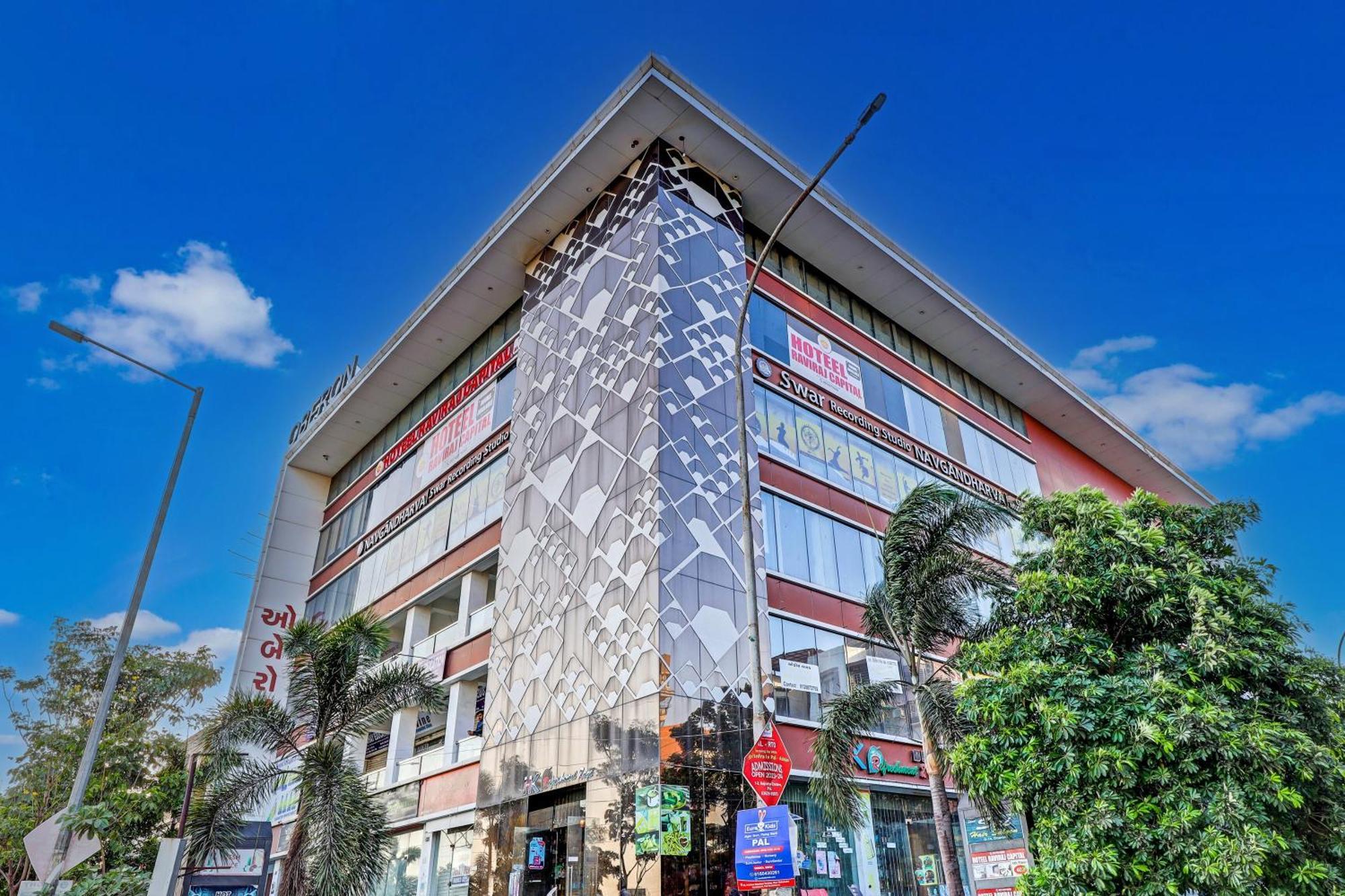 Collection O Hotel Swarg Surate Extérieur photo