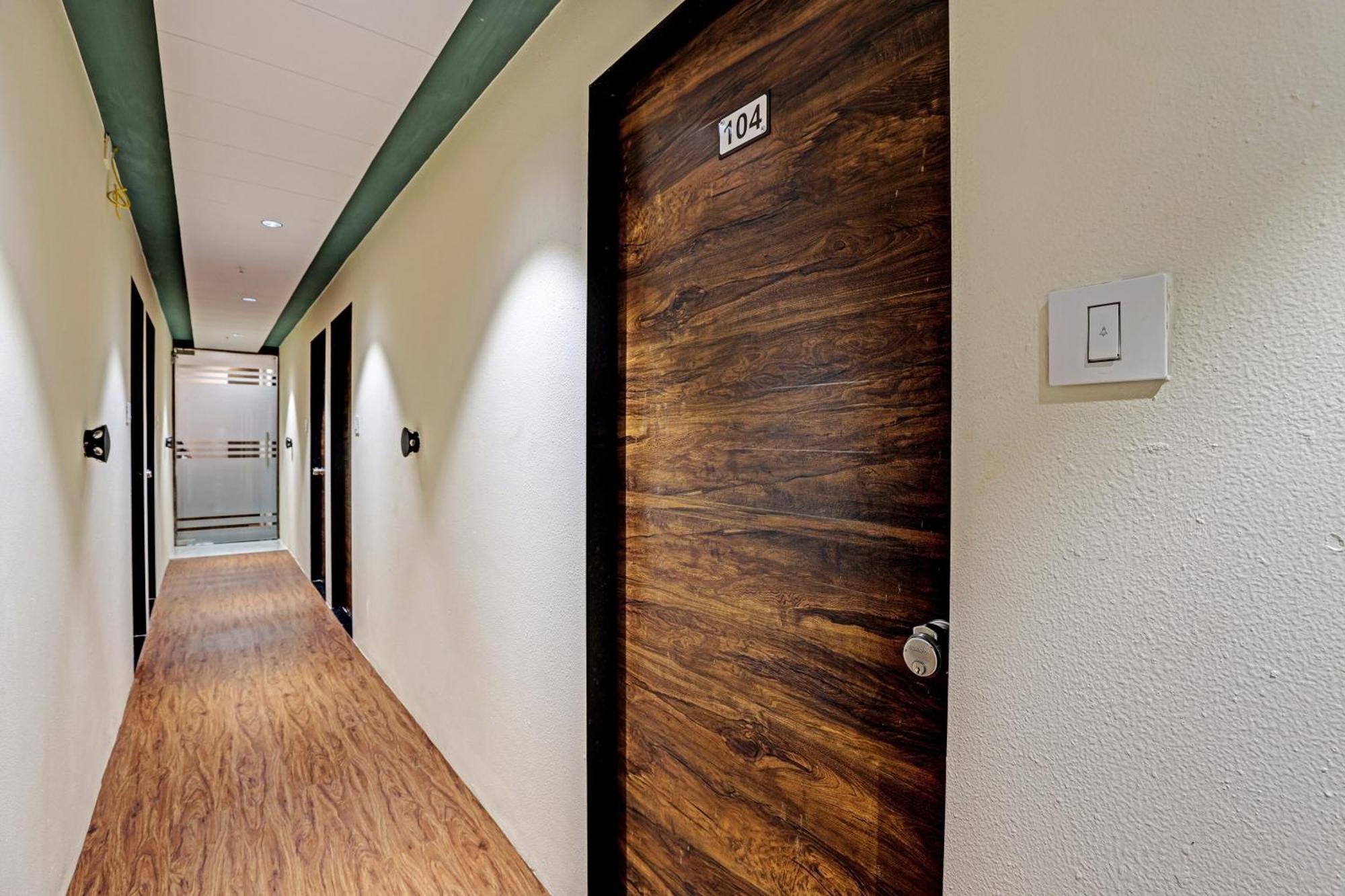 Collection O Hotel Swarg Surate Extérieur photo